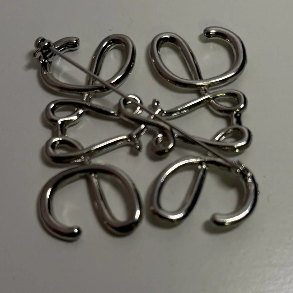 Silver Brooch with Elegant Design - Picture 1 of 4